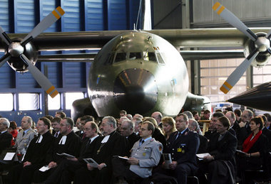 Gottesdienst vor kriegerischer Kulisse: Auf dem Militärflughafen... Gottesdienst vor kriegerischer Kulisse: Auf dem Militärflughafen...
