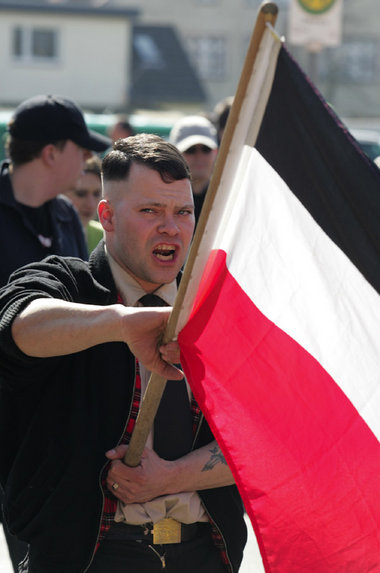 Ein Mini-Hitler bei einer NPD-Demonstration in Verden Ein Mini-Hitler bei einer NPD-Demonstration in Verden