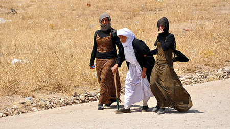 Vor der Gewalt der IS-Terroristen fliehende Jesiden in Sinjar, w... Vor der Gewalt der IS-Terroristen fliehende Jesiden in Sinjar, w...