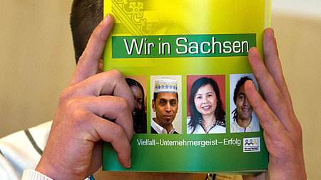 Rechte Provokation auf der Anklagebank: Mitglied der brutalen Ne... Rechte Provokation auf der Anklagebank: Mitglied der brutalen Ne...