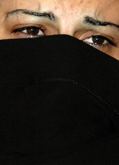 Von Polizisten vergewaltigt, vom Premier beleidigt – Sabrina Al ... Von Polizisten vergewaltigt, vom Premier beleidigt – Sabrina Al ...