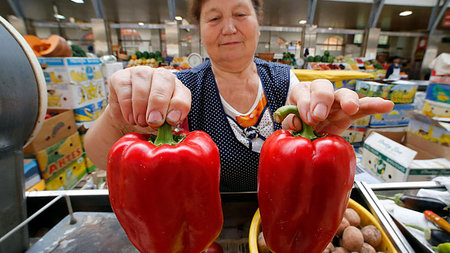 Paprika von der Krim: Verk&auml;uferin pr&auml;sentiert die &raq...