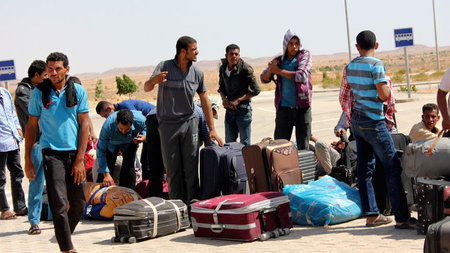 Aus Libyen geflohene &Auml;gypter warten auf dem Gabes-Matmata-F...