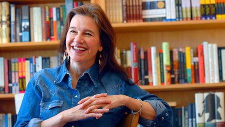 Die Schriftstellerin Louise Erdrich in ihrem Buchladen, 16. Mai ...