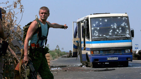 In diesem Kleinbus starben zw&ouml;lf ukrainische Faschisten, na...