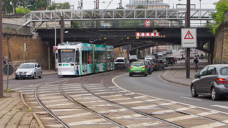Zähflüssig rollt der Straßenverkehr an den alten... Zähflüssig rollt der Straßenverkehr an den alten...