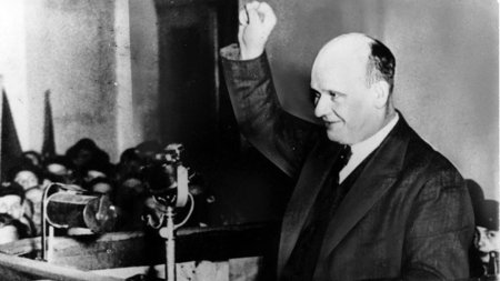 Ernst Thälmann während einer Rede am 10. März 1932 im Berliner S...