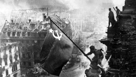 Sowjetische Soldaten hissen im Mai 1945 die Fahne der UdSSR auf ...