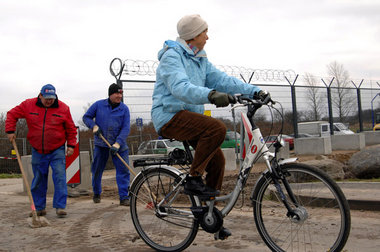 Wird Radfahren auch verboten? Der 13 Kilometer lange Sperrzaun s... Wird Radfahren auch verboten? Der 13 Kilometer lange Sperrzaun s...