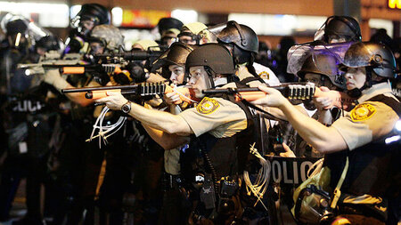 Polizisten richten am Montag (Ortszeit) in Ferguson ihre Waffen ... Polizisten richten am Montag (Ortszeit) in Ferguson ihre Waffen ...