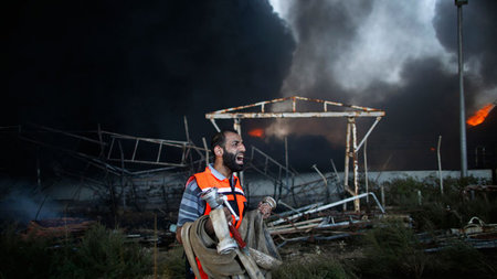 Kein Strom in Gaza: Palästinensischer Feuerwehrmann vor dem... Kein Strom in Gaza: Palästinensischer Feuerwehrmann vor dem...