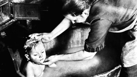 Arbeiterin badet Kind, um 1930