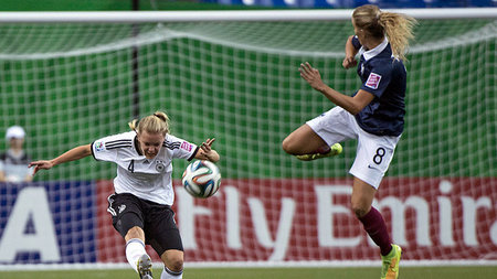 Margarita Gidion (l.) gegen Sandie Toletti (r.) Margarita Gidion (l.) gegen Sandie Toletti (r.)