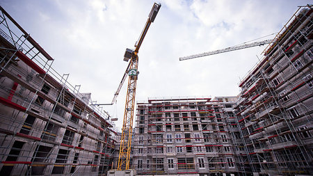 Noch bestimmen Baukräne die Skyline von Berlin. In anderen ... Noch bestimmen Baukräne die Skyline von Berlin. In anderen ...
