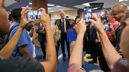 Umlagert: US-Justizminister Eric Holder am Mittwoch in Ferguson Umlagert: US-Justizminister Eric Holder am Mittwoch in Ferguson