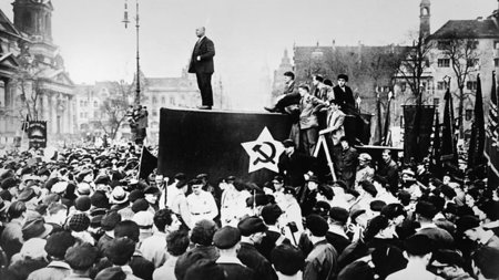 Ernst Thälmann spricht am 1. Mai 1931 im Berliner Lustgarten