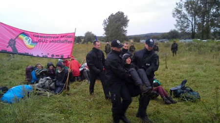 Am Dienstag drangen rund 50 Aktivisten auf das Armeegelände... Am Dienstag drangen rund 50 Aktivisten auf das Armeegelände...