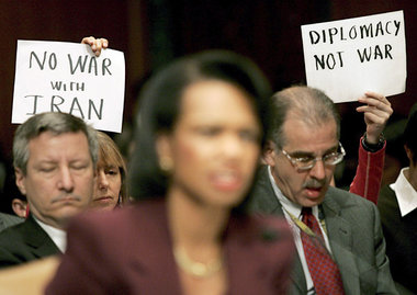 »Kein Krieg mit Iran«, »Diplomatie« – Proteste gegen US-Außenmin... »Kein Krieg mit Iran«, »Diplomatie« – Proteste gegen US-Außenmin...
