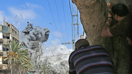 Israelische Luftangriffe auf Wohnhäuser am Sonntag im Al-Sh... Israelische Luftangriffe auf Wohnhäuser am Sonntag im Al-Sh...