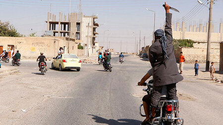 Islamisten in Tabqa feiern die Eroberung des &ouml;rtlichen Mili...