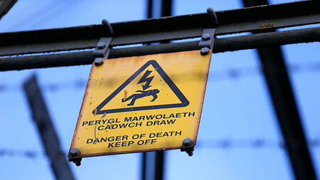 Dieser Strom kann niederstrecken: Der Zaun des AKW Wylfa in Wale...