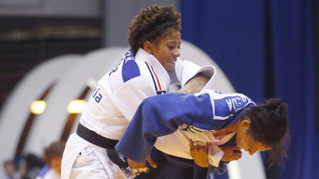 Aliuska Ojeda (Kuba, r.) in Aktion gegen Miryam Roper