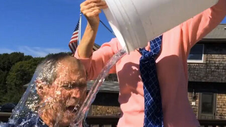 Ob bei Laura Bush die Freude &uuml;ber die Eisdusche f&uuml;r Eh...