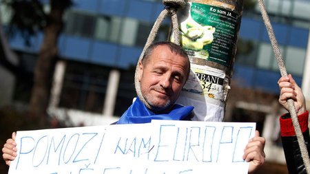 Dieser Mann fordert angesichts der sozialen Misere im EU-Protekt...