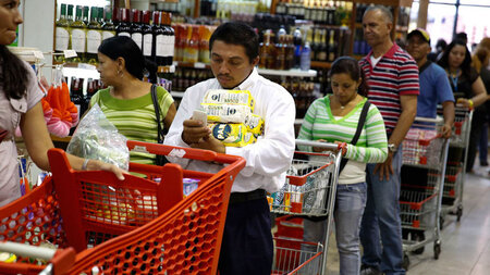 Lange Schlangen in einem Supermarkt in Caracas