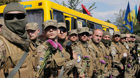 &raquo;Freiwillige&laquo; am Dienstag in Kiew beim Fahneneid, be...