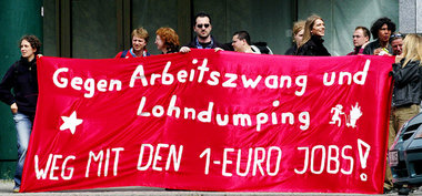 Demonstration von 1-Euro-Jobbern am 29. April 2005 vor der Berli... Demonstration von 1-Euro-Jobbern am 29. April 2005 vor der Berli...