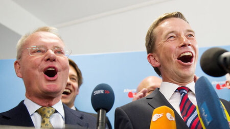 Da lachen sie. Hans-Olaf Henkel und Parteichef Bernd Lucke von d... Da lachen sie. Hans-Olaf Henkel und Parteichef Bernd Lucke von d...