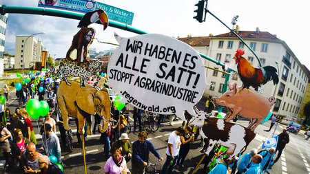Phantasievolle Demo am Sonntag nachmittag in der brandenburgisch... Phantasievolle Demo am Sonntag nachmittag in der brandenburgisch...