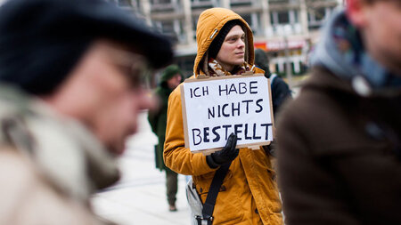 … trotzdem muß gezahlt werden: Demonstration in K&o... … trotzdem muß gezahlt werden: Demonstration in K&o...