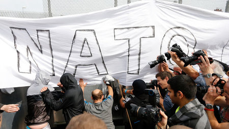 Protestierer gegen den NATO-Gipfel am Donnerstag in Newport, Wal...