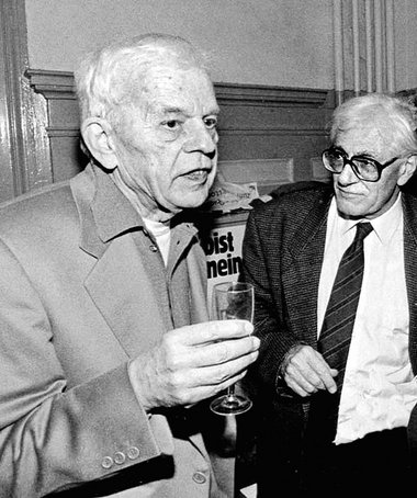 Peter Hacks und Hans Heinz Holz (rechts) bei einem Empfang zu Ho... Peter Hacks und Hans Heinz Holz (rechts) bei einem Empfang zu Ho...