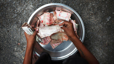 Ein Straßenverkäufer in Mumbai: Mit dem Regierungspro... Ein Straßenverkäufer in Mumbai: Mit dem Regierungspro...