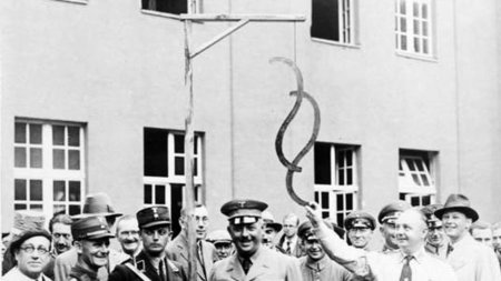 Der faschistische Justizminister Hanns Kerrl (Mitte) demonstrier... Der faschistische Justizminister Hanns Kerrl (Mitte) demonstrier...