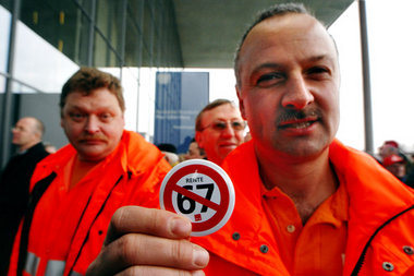 Gewerkschafter am Montag vor dem Bundestag in Berlin Gewerkschafter am Montag vor dem Bundestag in Berlin