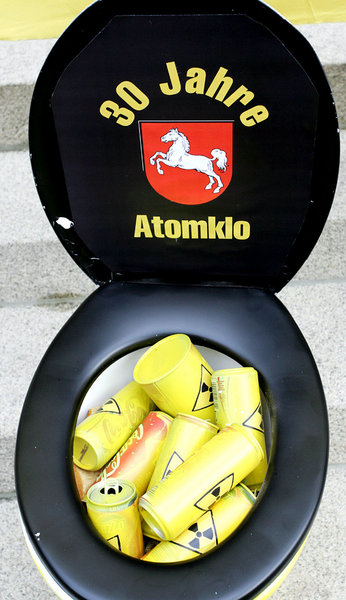 Moderne Kunst als Protest: Atomklo für die Staatskanzlei Moderne Kunst als Protest: Atomklo für die Staatskanzlei