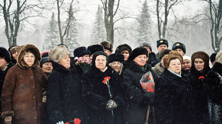 &Uuml;berlebende gedenken auf dem Piskarovskiy-Friedhof der Tote...
