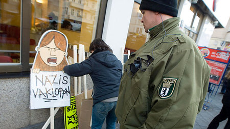 Von der Polizei beäugt: Vorbereitung zur Demonstration in Gedenk...