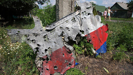 Wrackteil vom abgeschossenen Flugzeug der Malaysia Airlines in d...