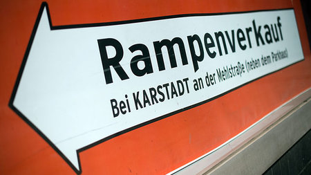 Ank&uuml;ndigung an Karstadt-Filiale Hannover im August. Die Bel...