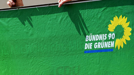 Au&szlig;en gr&uuml;n, innen schwarz. Plakat auf Plakat in Brand...