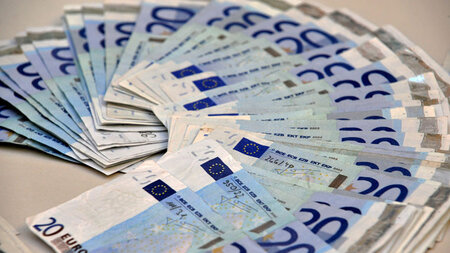 Nicht zu verwechseln: Falschgeld auf einem Tisch im bayerischen ... Nicht zu verwechseln: Falschgeld auf einem Tisch im bayerischen ...
