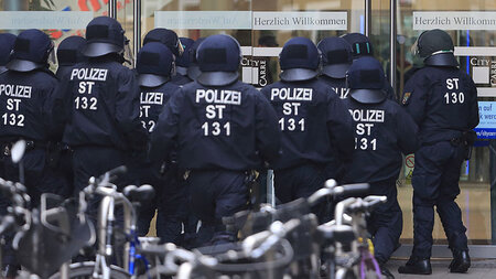 Polizisten am Rand eines Großeinsatzes zur »Lagertre... Polizisten am Rand eines Großeinsatzes zur »Lagertre...