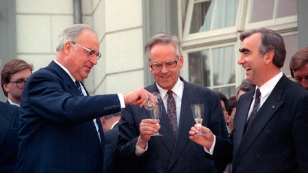 Zwei Eroberer und ihr neuer Untertan: Bundeskanzler Helmut Kohl ...