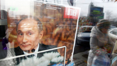 Buhmann Wladimir Putin auf dem Cover eines Magazins an einem Mos...