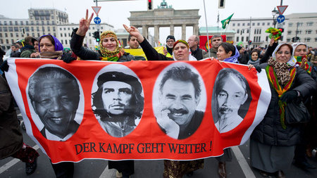 Adbullah Öcalan, der Chef der kurdischen PKK (2. v. r. auf ... Adbullah Öcalan, der Chef der kurdischen PKK (2. v. r. auf ...